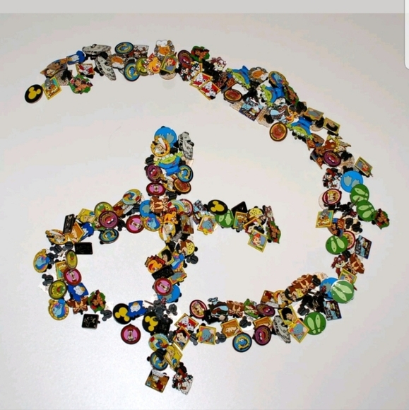 "DISNEY PINS" Your favorites & Grails are here !! Join my live !! - Picture 4 of 16